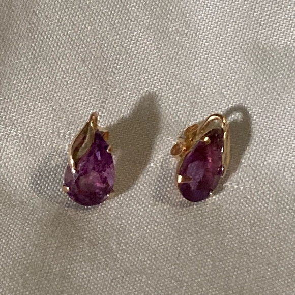 Jewelry - 10 karat, yellow gold, natural purple amethyst post earrings